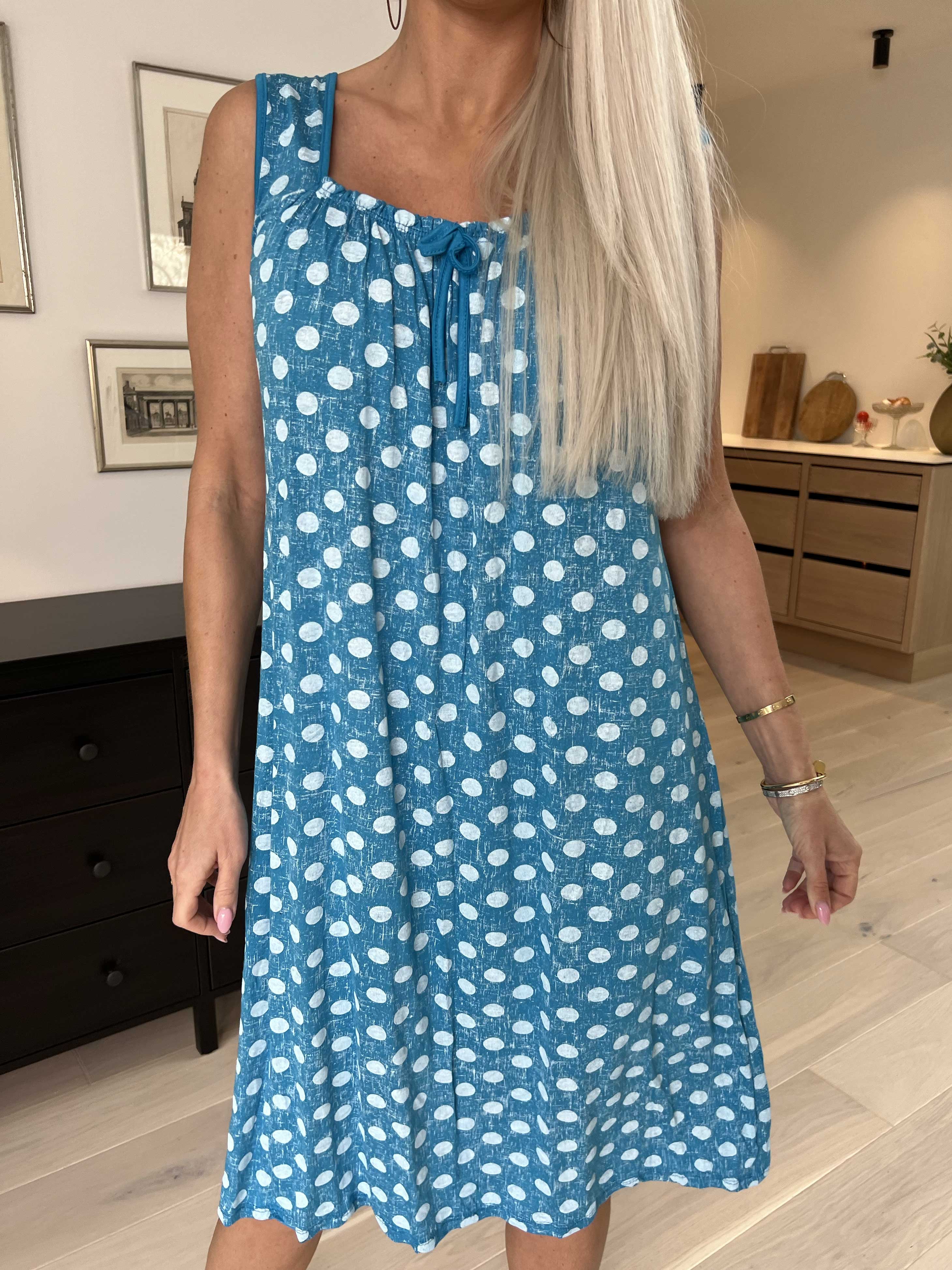 Medina - Prikket kjole med bindebånd